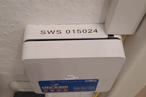 Glasfaseranschlussbox an Wand