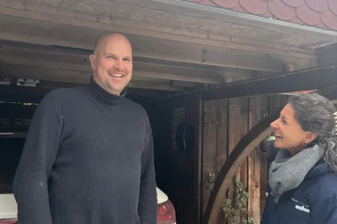 Stadtwerkemitarbeiterin beim Glasfaserkunden