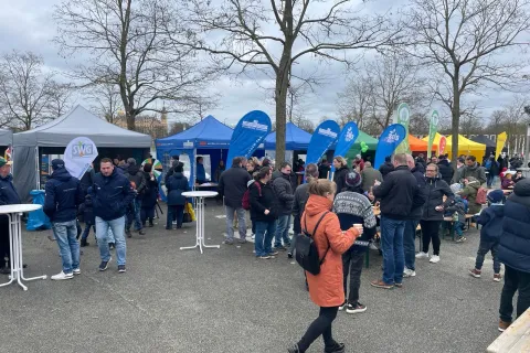 Bertha-Klingberg-Platz in Schwerin mit bunten Pavillons und vielen Menschen.