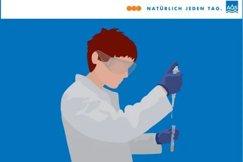 Chemielaborantin mit kurzen roten Haaren und weißem Kittel mit Schutzbrille nimmt eine Probe mit einer Pipette aus einem Reagenzglas