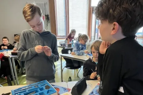 Zwei Schüler bauen ein Solarmodell