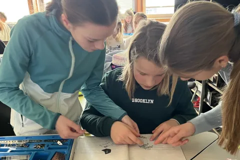 Drei Schülerinnen bauen ein Solarmodell