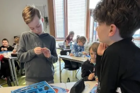 Zwei Schüler bauen ein Solarmodell