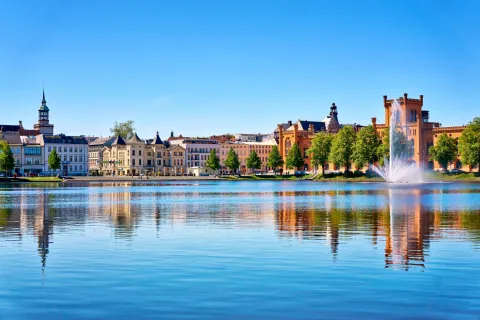 Pfaffenteich mit Schweriner Innenstadt im Hintergrund