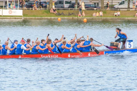 Drachenboot mit Stadtwerke Team beim Rennen.
