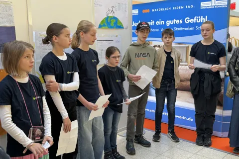 Eine Schülergruppe hält einen Vortrag