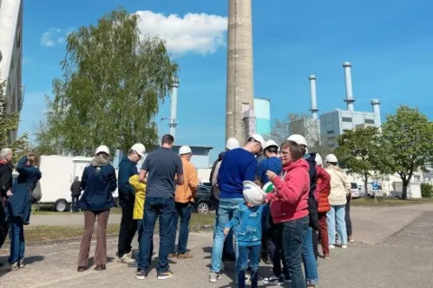 Eine Personengruppe besichtigt den Energiestandort in Schwerin Süd
