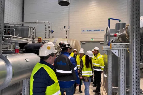 Besuchergruppe im Geothermie-Heizwerk Lankow