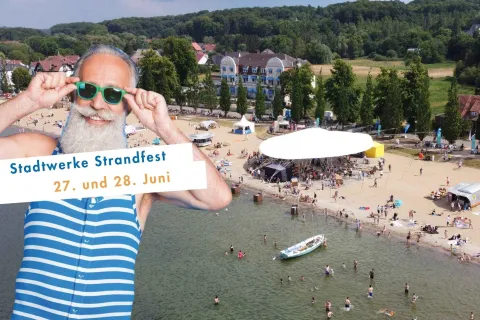 Luftaufnahme Zippendorfer Strand mit Ständen. Davor alter Mann im gestreiften Badeanzug als Werbefigur.