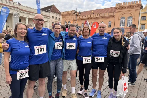 Gruppenfoto von sieben Menschen in Sportbekleidung der Stadtwerke Schwerin.