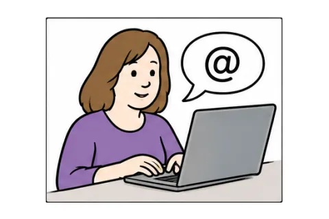 Frau schreibt eine E-Mail.