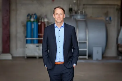 Stadtwerke Geschäftsführer Hanno Nispel steht vor einer technischen Anlage im Kraftwerk