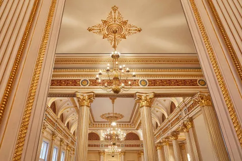 Aufnahme des prächtigen Gewölbes im Goldenen Saal des Neustädtischen Palais in Schwerin.