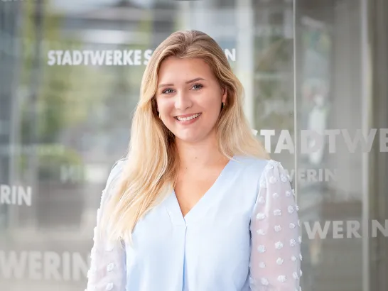 Eine Mitarbeiterin der Stadtwerke Schwerin lächelt in die Kamera.