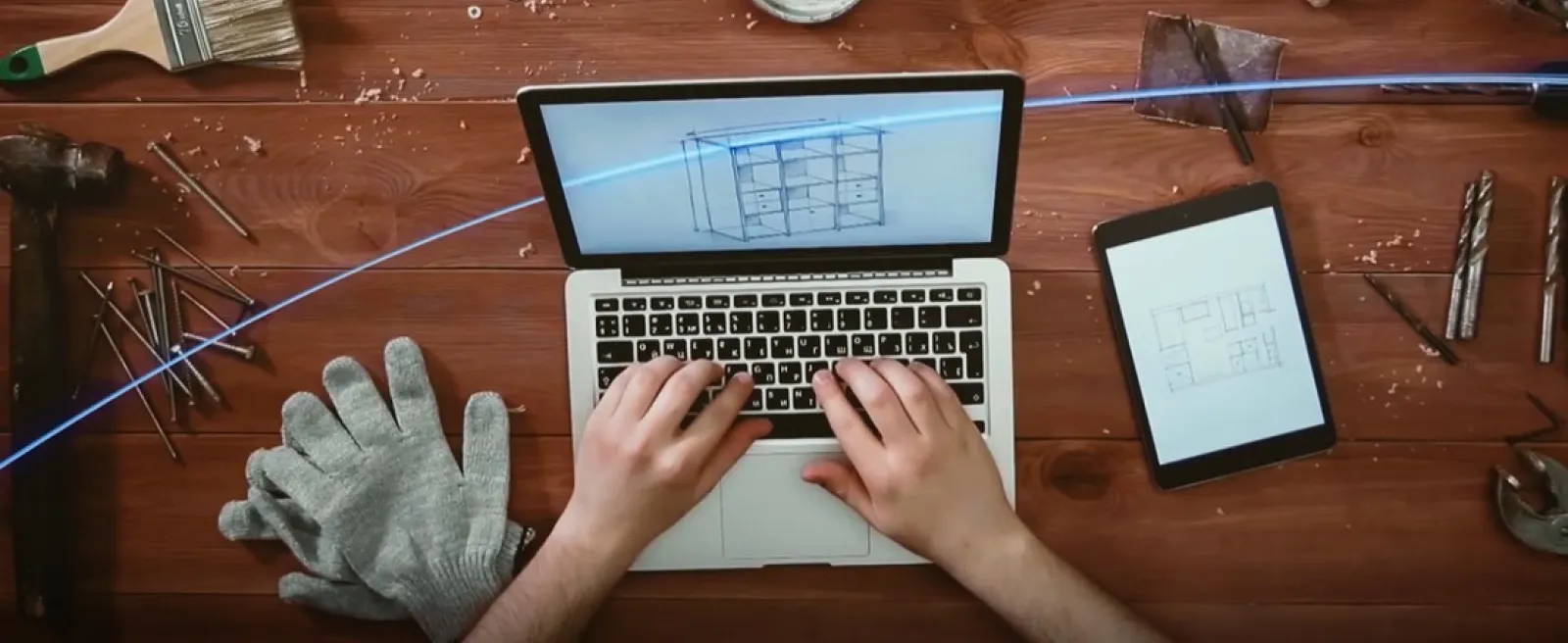 Ein Laptop steht auf einer Werkbank.