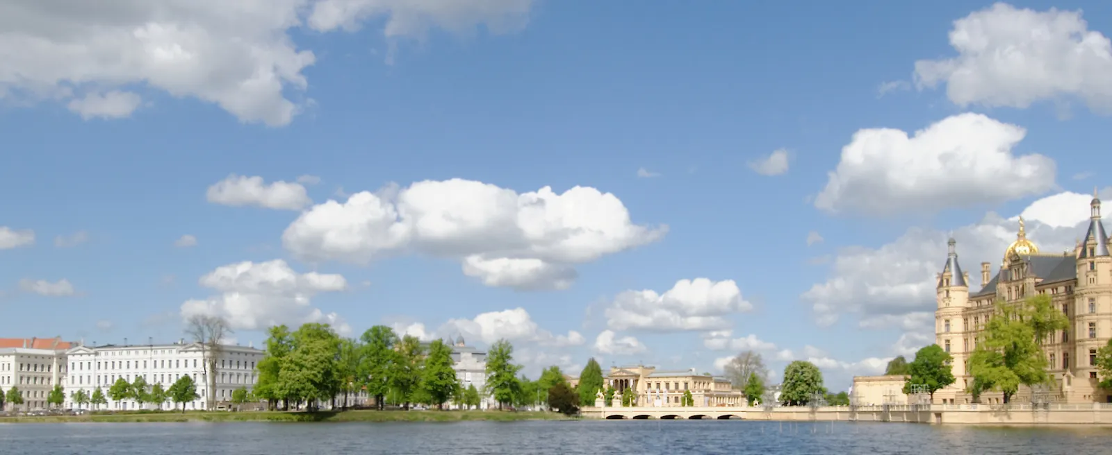 Das Schweriner Schloss im Panoramabild.