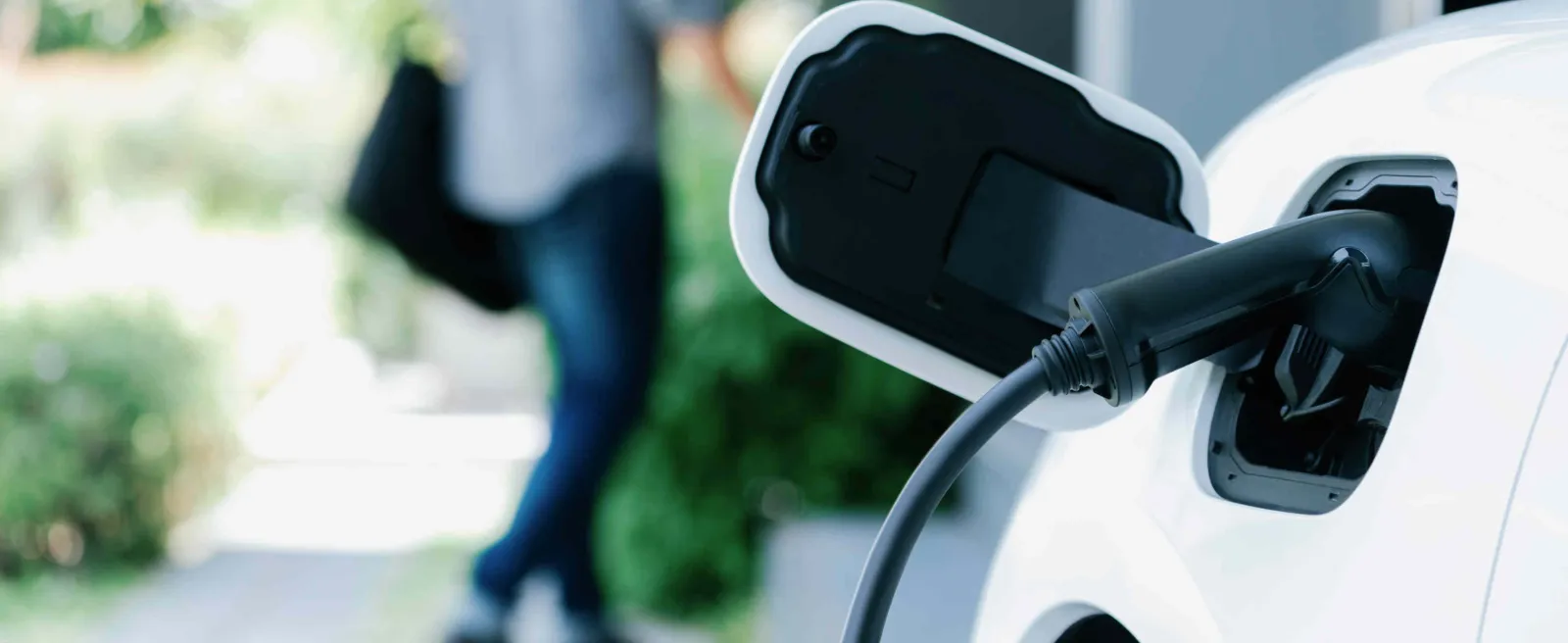 Ein Elektroauto wird aufgeladen.