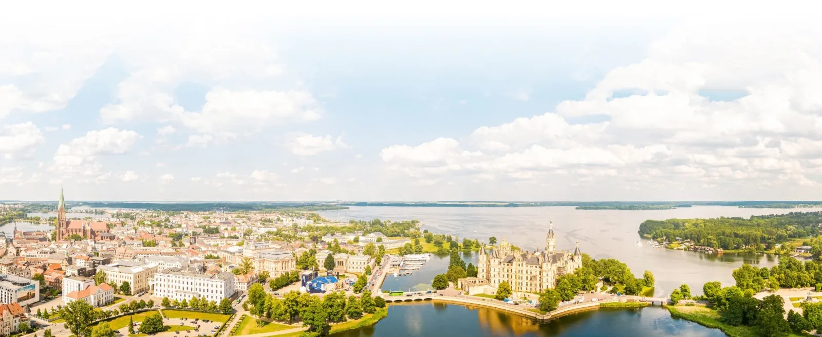 Blick auf Schwerin und über den Schweriner See aus der Luft.