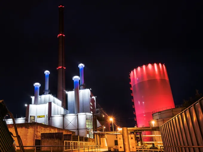 Unser Heizkraftwerk bei Nacht.