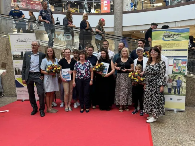 Gruppenbild vor der Rolltreppe in einem Einkaufscenter.
