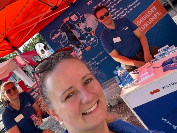 Selfie am Stand der Stadtwerke Schwerin mit Azubis und der Ausbildungsbegeleiterin.