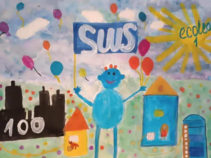 Gemaltes blaues Stadtwerke-Maskottchen.