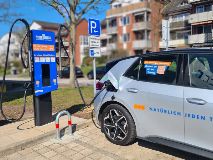 Elektroauto tankt an einer Schnell-Ladestation Strom.