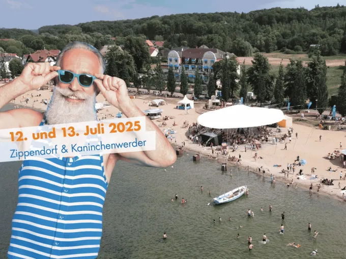 Mann mit Badeanzug ist vor einem Luftbild der Veranstaltung am Strand eingeblendet.