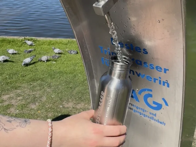 Wasser aus einem Trinkbrunnen der WAG wird in eine Flasche gefüllt.