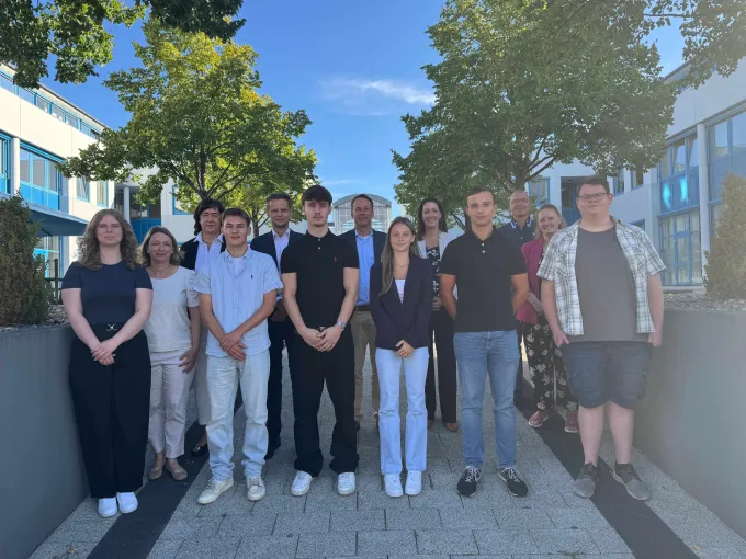 Gruppenfoto von Auszubildenden des Stadtwerke Unternehmensverbundes sowie den Geschäftsführenden der SWS, WAG, AQS sowie dem Ausbildungsteam.
