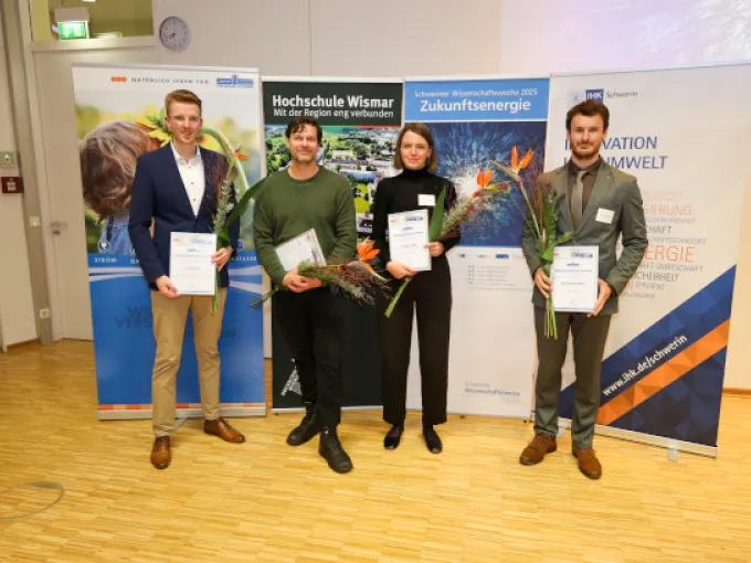 Vier Studierende mit Urkunden