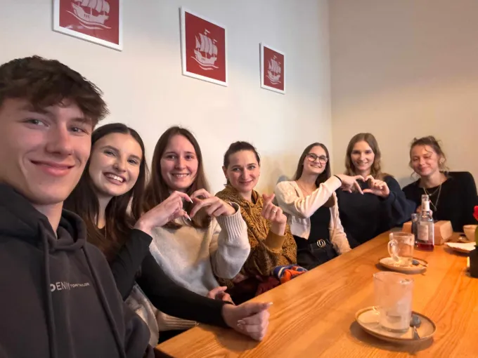 Gruppenselfie mit sieben jungen Leuten