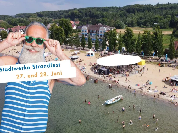 Luftaufnahme Zippendorfer Strand mit Ständen. Davor alter Mann im gestreiften Badeanzug als Werbefigur.