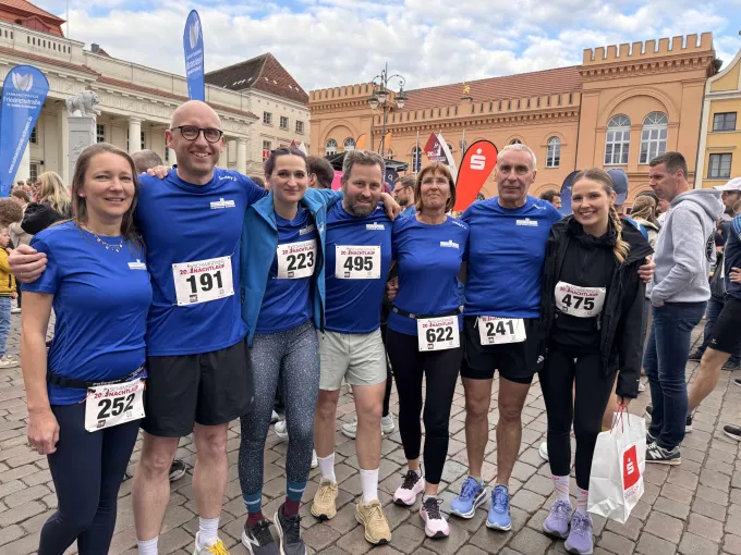 Gruppenfoto von sieben Menschen in Sportbekleidung der Stadtwerke Schwerin.