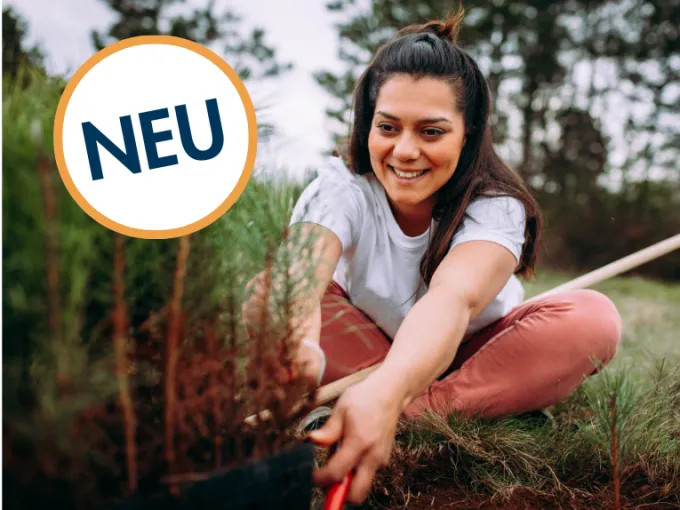 Eine Frau pflanzt einen Baum.