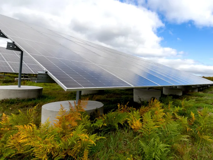 Photovoltaik-Freiflächenanlage auf einer Wiese in Mecklenburg-Vorpommern