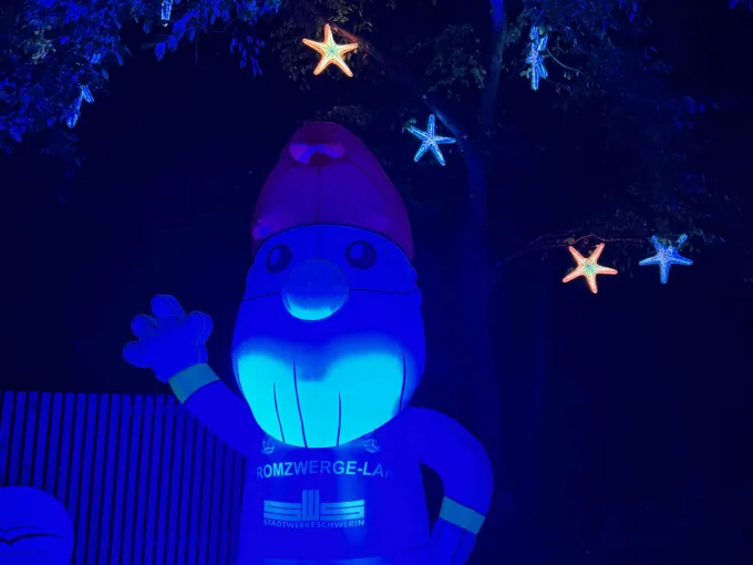 Beleuchteter Inflatable der aussieht wie ein typischer Gartenzwerg und ein T-Shirt mit dem Stadtwerkelogo und der Aufschrift Stromzwerg trägt.