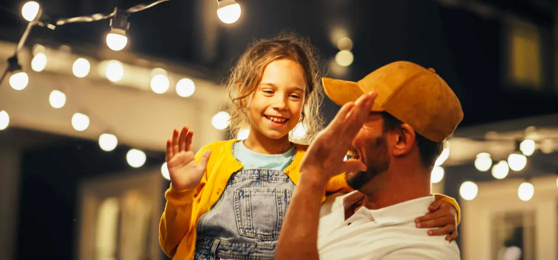 Ein Vater freut sich mit seinem Kind.