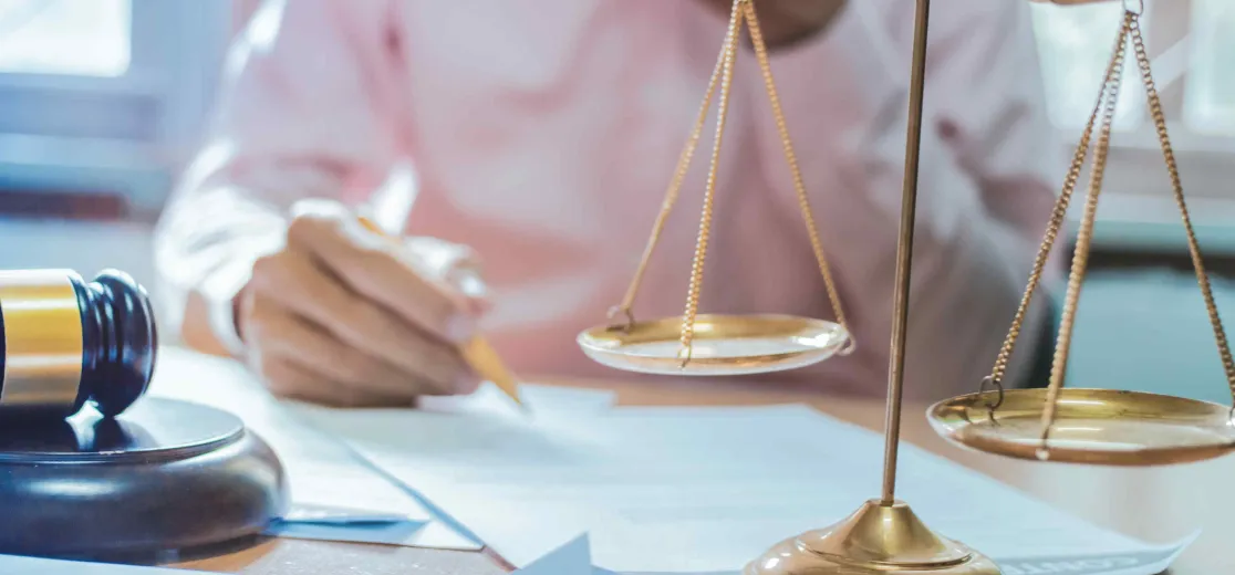 Ein Mensch sitzt vor einer Waage.