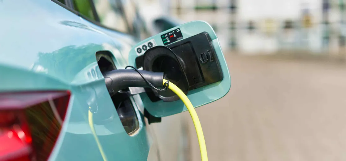 Ein Elektroauto wird aufgeladen.
