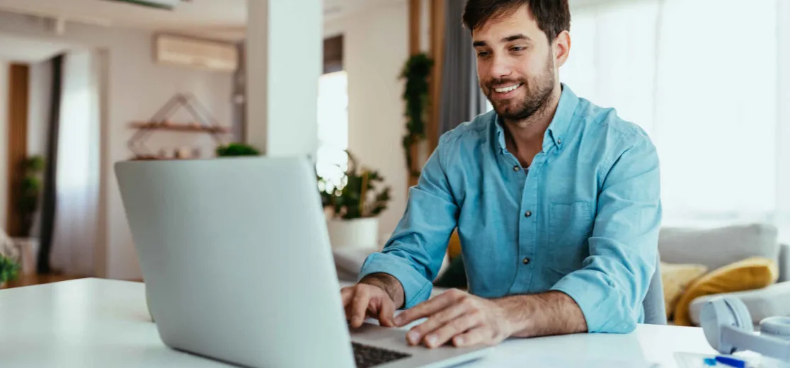 Ein Mann informiert sich am Laptop über Datenschutz.