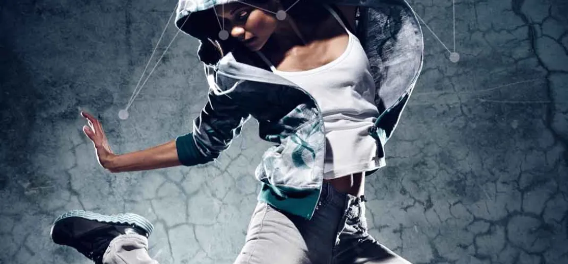 Werbeplakat mit einer jungen Frau im Sprung, welche mit einer Kapuzenjacke und Trainingshose modern gekleidet ist. 