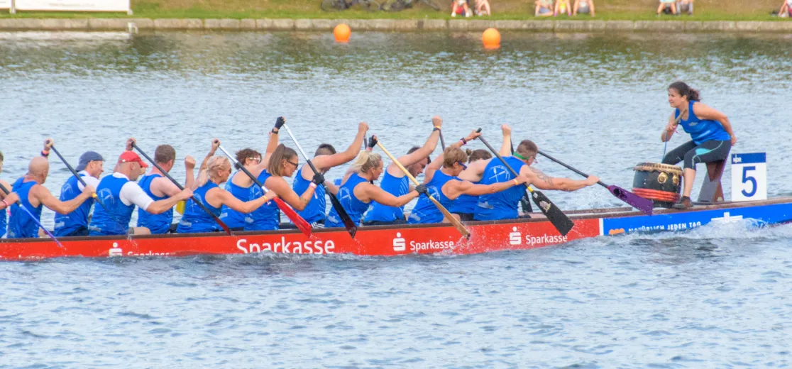 Drachenboot mit Stadtwerke Team beim Rennen.