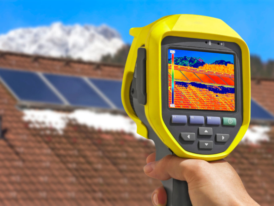 Thermografiekamera macht Aufnahme von Photovoltaikanlage
