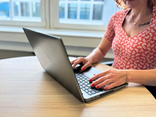 Eine Frau arbeitet an einem Laptop