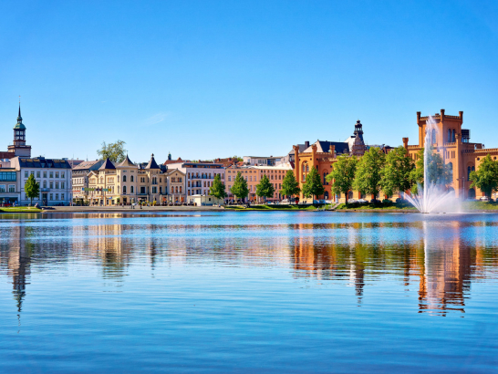 Pfaffenteich mit Schweriner Innenstadt im Hintergrund