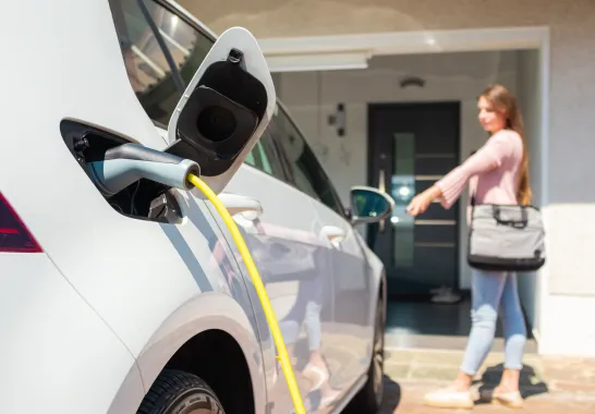 Ein Elektroauto wird an einer Wallbox aufgeladen.