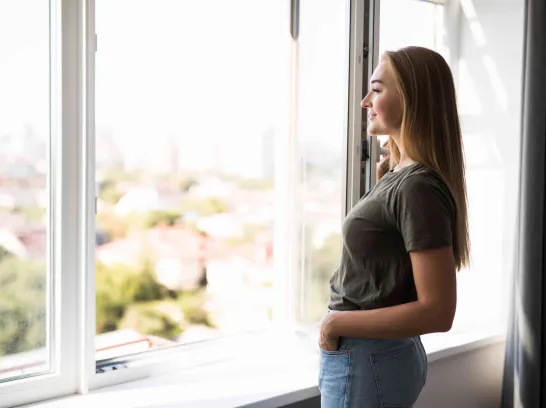 Eine Frau lüftet ihre Wohnung.