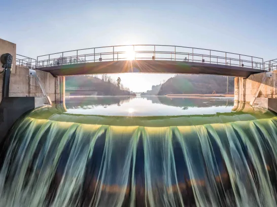Wasser läuft durch eine Schleuse.