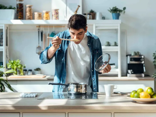 Ein Mann kocht am Herd.